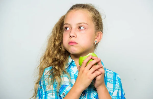 Tápanyag-tartalma az apple. Apple naponta tartja az orvost távol. Helyes táplálkozás elengedhetetlen a jó egészséghez. Gyerek lány eszik gyümölcsöt zöld alma. Vitamin táplálkozási koncepció. Okok miatt enni almát minden nap — Stock Fotó