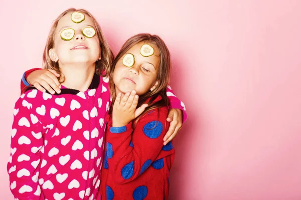 Barndom och lycka koncept. Flickor i färgglada polka prickig pyjamas — Stockfoto