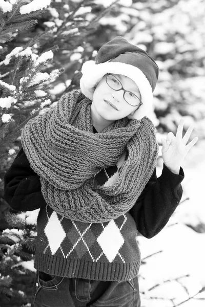 Kışın açık havada fincanı olan küçük çocuk. — Stok fotoğraf