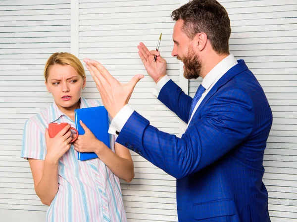 Prejuicio y actitud personal hacia el empleado. Conversación tensa o disputa entre colegas. Jefe y trabajador discuten plan de trabajo. Concepto de disputa de oficina. Malentendido entre colegas — Foto de Stock