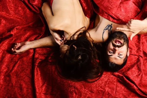 Hombre con barba y cara excitada tiene mañana romántica — Foto de Stock