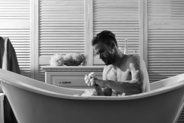 Seks ve erotik kavram: banyodaki adam köpükle kaplı. 