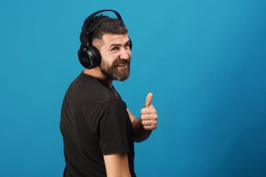 Zevk, müzik ve yaratıcı yaşam tarzı kavramı. Başparmak adam havaya