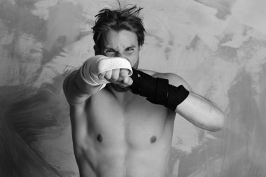 Adam kızgın yüz ve renkli arka plan üzerinde çıplak gövde.