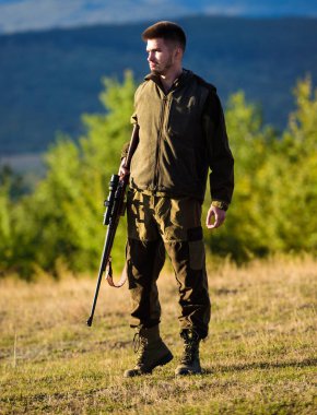 Avcılık atıcılık kupa. Bireysel işlem avcılık zihinsel hazırlığı. Adam tüfek av için. Avcı haki elbise avlamak hazır silah Dağları arka plan tutun. Avcı tüfeği hayvan için arıyorum
