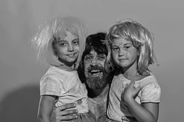 子供の頃、休日のコンセプトです。子供と髭の男 — ストック写真