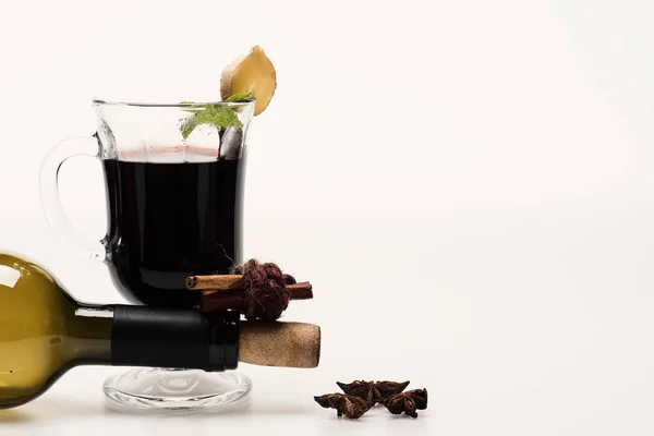 Verre de vin chaud rouge sur fond blanc. Vin domestique — Photo