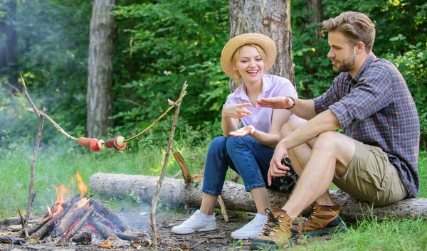 Kaç turist şenlik ateşi yakın oturmak günlük süre onların jest atma. El jest oyun karar kim kazanmak. Adam ve kız el jest oyna. Çift taş kağıt makas el oyna. Kazanan ilk yiyor