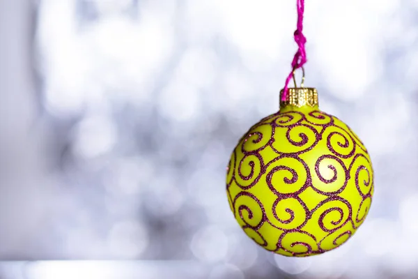 Decoración festiva para árbol de Navidad, bola amarilla con decoración de brillo sobre fondo blanco borroso. Concepto de ornamento. Decoración de Navidad o juguete para árbol de Navidad con detalles brillantes, espacio para copiar —  Fotos de Stock