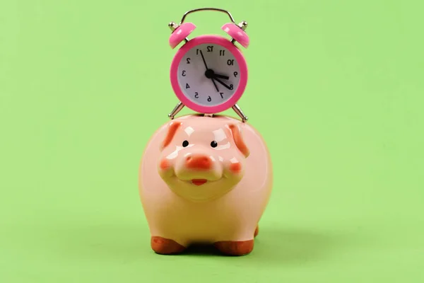Piggy bank med retro väckarklocka. Tid är pengar koncept. — Stockfoto
