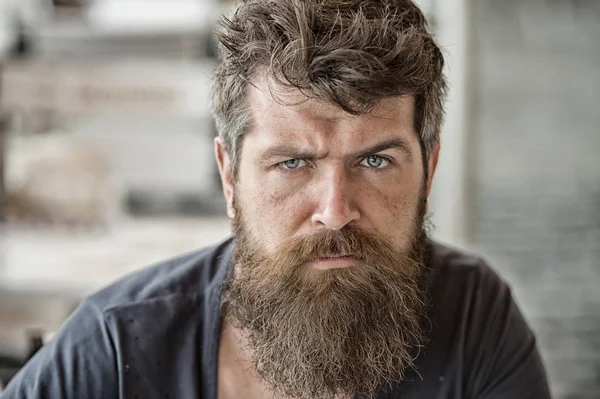 Uomo brutale barbuto hipster umore premuroso sfondo sfocato. Macho con barba e baffi sembrano fiduciosi brutale. La barba rappresenta la mascolinità. Concetto di brutalità. Attributo mascolinità barba — Foto Stock