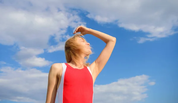 Chica complacido con la libertad se ve relajado despreocupado fondo cielo azul. Mujer rubia relajándose al aire libre. Cuida minuciosamente tu bienestar y armonía. Siente armonía y paz. Tómalo con calma — Foto de Stock