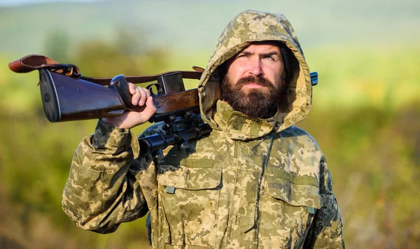 L'expérience et la pratique donnent du succès à la chasse. Saison de chasse. Homme chassant l'environnement naturel. Arrière-plan naturel de fusil de chasse barbu. La chasse au gros gibier nécessite généralement une étiquette pour chaque animal récolté — Photo