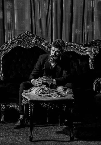 Retrato de hombre barbudo con dinero en la mesa . — Foto de Stock