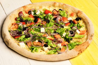 İtalyan mutfağı ve yemek dağıtım konsepti. Domatesli pizza.