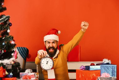 Sakallı ve neşeli yüzlü adam Noel 'i kutluyor..