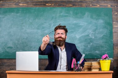 Ne aptal sanıyordum. Öğretmen bilgi düzeyinin düşük merak ediyordum. Sen neden söz ediyorsun. Hoş olmayan merak ediyorum. Adam öğretmen merak ifade sit sınıf kara tahta arka plan sakallı