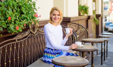 Günlük hoş ritüeller hayatı daha iyi yapmak. Kadın açık havada içki kafe teras vardır. İyi kahve sabah fincan bana enerji giderleri sağlar. Kız içki kahve her sabah günlük ritüel olarak aynı yerde