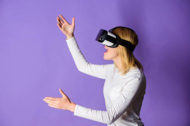 Dijital aygıt ve modern olanakları. Kadın başa takılı ekran menekşe arka plan. Sanal gerçeklik ve gelecekteki teknolojileri. Kız kullanım modern teknoloji vr kulaklık. Sanal gerçeklik keşfetmek