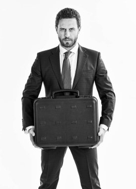 İşadamı sakallı Evrak Çantası'nı sunar. Erkek takım elbise veya busine