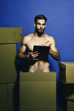 Çıplak gövdeli adam kutuları sayıyor. Sakallı adam