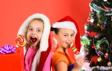 Çocukluk ve mutluluk kavramı. Noel Baba şapkaları çocuklarda