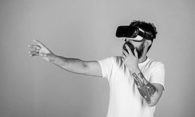 Sanal gerçeklik ile modern Gadget'ı keşfetmek şok yüzündeki hippi. Adam kafa monte ekran ile etkileşim içinde sanal gerçeklik. VR gadget kavramı. Vr gözlük, açık mavi renkli sakallı