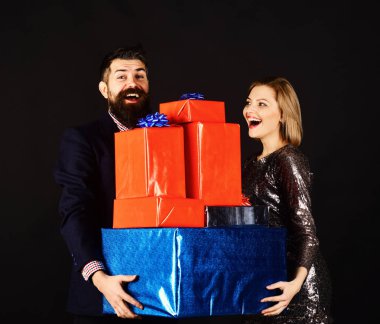 Erkek ve kız arkadaşı hediyeler paylaşmak. Romantizm ve kutlama