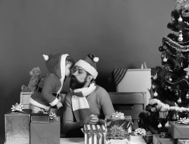 Noel ailesi hediyeleri kırmızı arkaplanda açar, kopyalama alanı