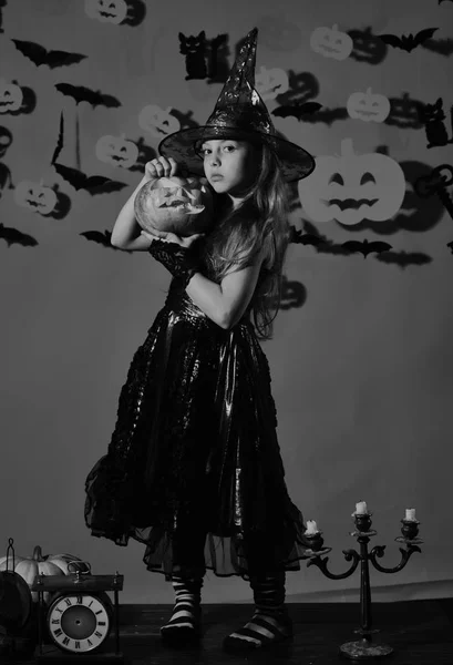 Μικρή μάγισσα που φοράει μαύρο καπέλο. Απόκριες κόμμα και διακόσμηση έννοια — Φωτογραφία Αρχείου