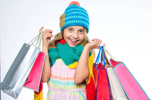 女の子かわいい顔着用ニット秋帽子とスカーフ ショッピング バッグ白い背景を保持します。ショッピングのコンセプトです。秋シーズンの販売。販売と割引。ショッピング モールの収益性の高い取引。ブラックフラをイデー — ストック写真