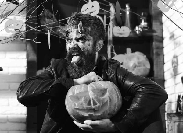 Hombre usando maquillaje de miedo con decoración de Halloween en el fondo . — Foto de Stock
