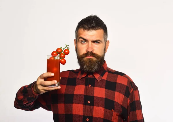 Agricultor con cara confusa muestra manojo de tomates cherry . —  Fotos de Stock