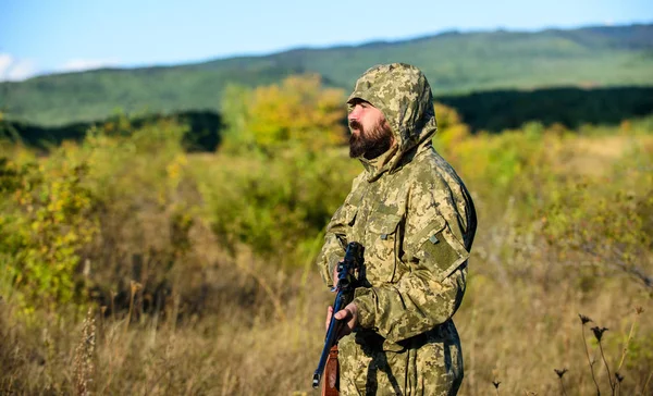 Saison de chasse. Homme barbu chasseur avec fond de nature fusil. L'expérience et la pratique donnent du succès à la chasse. Comment transformer la chasse en passe-temps. Homme chassant l'environnement naturel. Activité de passe-temps masculin — Photo