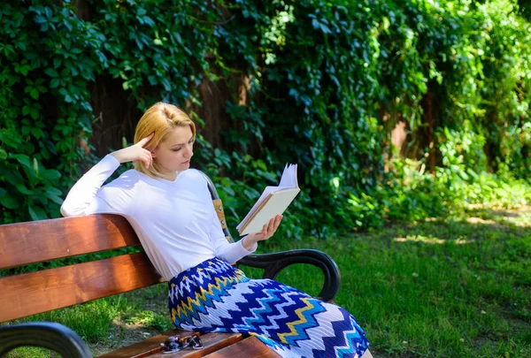 Literair criticus. Lady mooie bookworm drukke Lees boek buitenshuis zonnige dag. Vrouw geconcentreerd leesboek in tuin. Meisje zitten Bank Lees boek natuur achtergrond. Vrouw bereiden review over bestseller — Stockfoto