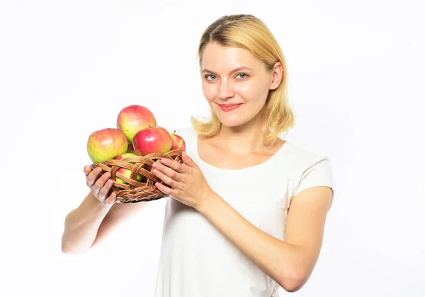 Cesta de niña con manzanas fondo blanco. Metabolismo y dieta. Concepto de nutrición saludable. La mujer sabe cómo mantenerse en forma y estar saludable. La mayor parte de sus comidas consistirá en manzana —  Fotos de Stock