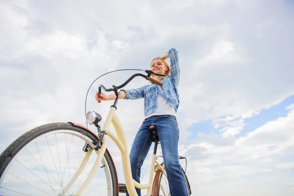 Kız bisiklet gökyüzü arka plan sürmek. Öz ulaşım en tatmin edici sekli. Kruvazör Bisiklet Bisiklete binme keyfini çıkarın. Kadın hissediyor süre ücretsiz zevk Bisiklete binme. Bisiklete binme verir özgürlük ve bağımsızlık duygusu — Stok fotoğraf