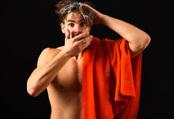 Vatten är över. Man med orange handduk redo att ta dusch. Macho attraktiva naken kille svart bakgrund. Mannen skäggig rufsig hår täckta med skum eller tvål SÅPLÖDDER. Tvätta bort skum med vatten noggrant — Stockfoto