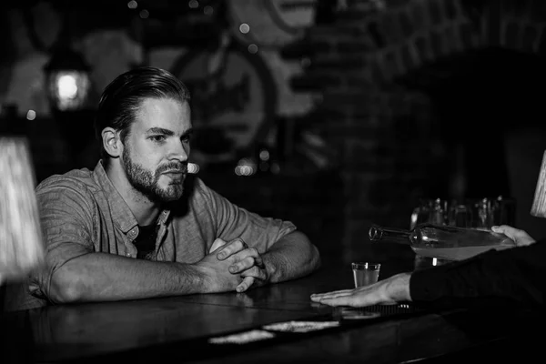 남자 수염과 술집 배경에 막대기 카운터에 앉아. — 스톡 사진