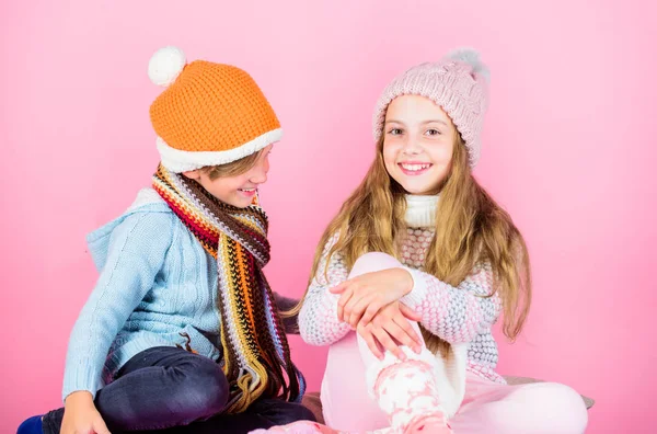 Zimowe Akcesoria dla dzieci. Dziewczyna i chłopak nosić kapelusze z dzianiny zimowych. Zimowy sezon moda akcesoria i ubrania. Dzieci prowokacyjne nastroju Boże Narodzenie wakacje różowe tło. Zimowe czapki dziane dla dzieci — Zdjęcie stockowe