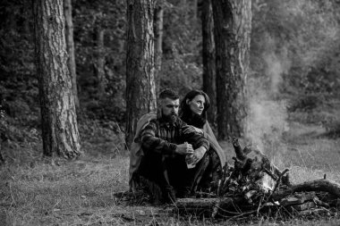 Maço şenlik ateşi, karısı ile tatil keyfini yakın oturan bira ile.