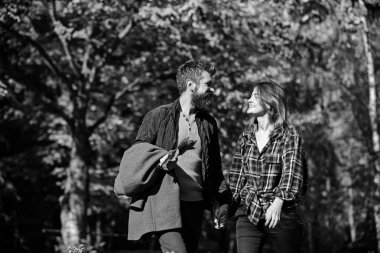 Kız ve sakallı adam mı yoksa randevuda mutlu aşıklar mı?