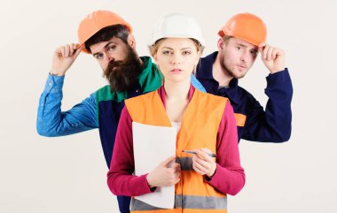 Takım ve yönetimi kavramı. Kadın, lider olarak baret