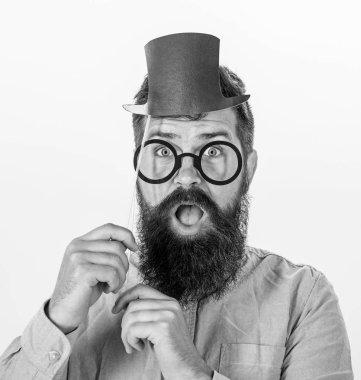 İşaretler senden daha zeki biri. Senden daha zeki görünmek için hileler vardır. Garantili Yolları zeki görünür. Hipster tutun karton silindir şapka ve gözlük daha akıllı beyaz arka plan bakmak için adam sakallı