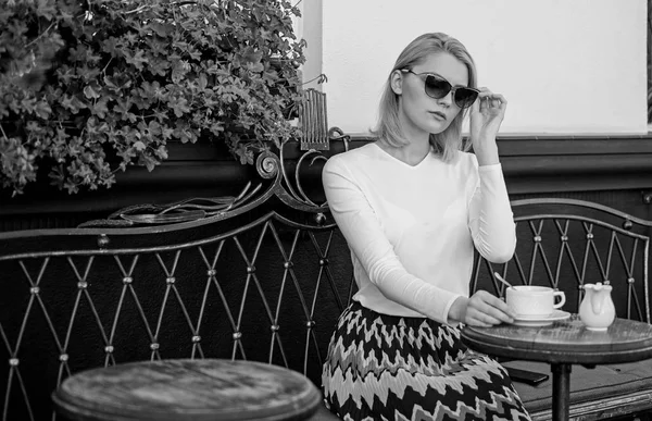 Γυναίκα Κάθεται Μόνος Καφέ Βεράντα Αστικό Φόντο Defocused Πόσο Απολαμβάνουν — Φωτογραφία Αρχείου
