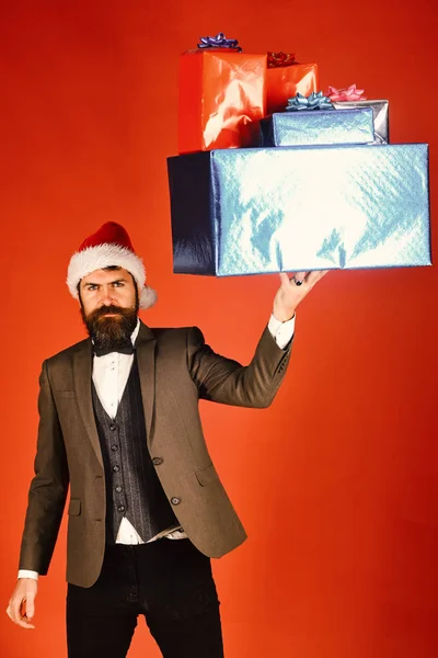 Бизнесмен с бородой держит огромные подарочные коробки — стоковое фото