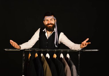 Giysi raf tarafından sakallı adam. Terzilik ve tasarım konsepti