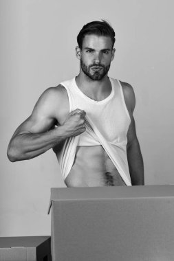 Adam gösteren seksi gövde karton kutular arasında