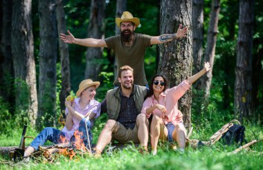 Mükemmel bir gün yürüyüş piknik için planlıyoruz. Şirket arkadaşlar ormanda piknik rahatlatıcı. Arkadaşlar doğa orman arka planda iyi tatiller. Ormandaki hoş zammı piknik. Arkadaşlar şenlik ateşi rahatlatıcı