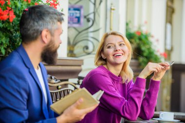 Erkek ve kadın kafe Teras otur. Edebiyat ortak çıkar. Ortak ilgi ile kız arkadaş bul. Dating için kılavuz. Flört ve tarih. Kız o okumak ne ilgileniyor. Benzer ilgi alanlarına sahip insanlarla tanışmak